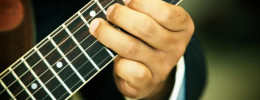 Riffs de guitarra con cuerdas al aire: 5 melodías pegadizas para principiantes