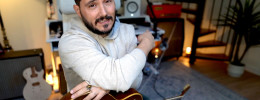 Tony Waka y su equipo de guitarra para casa: válvulas, ¡pero controladas!