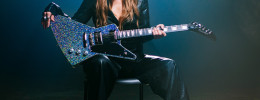 Lzzy Hale lleva a Epiphone el llamativo acabado holográfico de su Kramer Voyager a una nueva Explorer