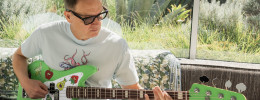 Fender Mark Hoppus Stoned Fruit Jaguar Bass, edición limitada con pegatinas de frutas