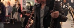 Rudolf Schenker recibe su Gibson Flying V signature guitar