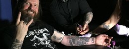 Gary Holt de Slayer usa su propia sangre para decorar una guitarra