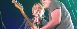 Keith Urban presta una guitarra a un fan y deja a todos sorprendidos