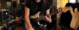 Un músico versiona “Sweet Child O’Mine” tocando guitarra y teclado a la vez