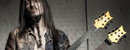 Bumblefoot toca y canta con una guitarra de Hello Kitty