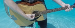 ¿Cómo suena una guitarra debajo del agua?