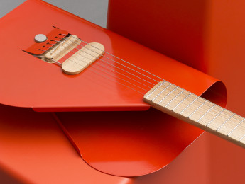 El cuerpo de la guitarra Verso Cosmo es una lámina doblada de acero con pastillas móviles