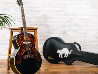 Gibson Custom Shop Cat Stevens J-180 basada en la acústica usada por el famoso cantautor