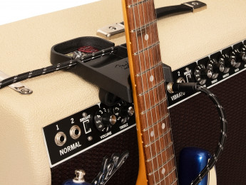 Fender Amperstand es un soporte de guitarra con bandeja que se adhiere al amplificador