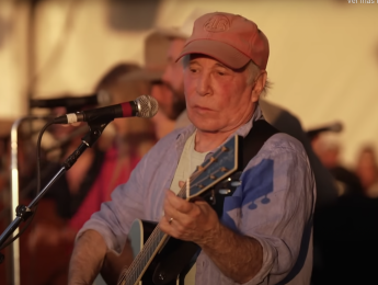 Paul Simon y Joni Mitchell aparecen por sorpresa en mitad de un concierto tributo a su propia música