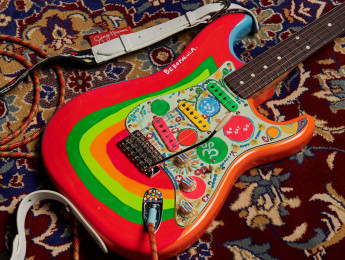Fender anuncia una versión más asequible de "Rocky", la psicodélica Strat de George Harrison
