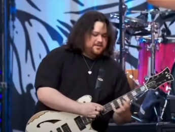 Wolfgang Van Halen tocando temas de su padre en el tributo a Taylor Hawkins