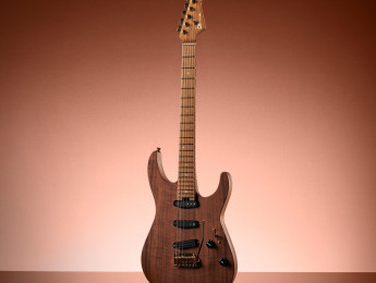 La nueva Charvel Pro-Mod DK22 SSS 2PT CM tiene un cuerpo de caoba con tapa de nogal