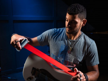ReStrap: Una correa de guitarra retráctil y con enganches de seguridad incluidos