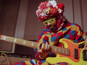 Fender MonoNeon Jazz Bass V: Un bajo de 5 cuerdas para el ex bajista de Prince