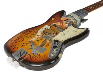 Subastada por casi medio millón de dólares la Fender Mustang que Kurt Cobain destrozó con Nirvana