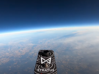 Mandan un pedal de guitarra al espacio — por extraño que parezca