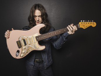 La Fender Tyler Bryant “Pinky” Stratocaster es una recreación Custom Shop de su guitarra principal