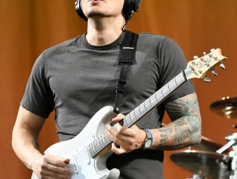 John Mayer muestra un prototipo de su nueva PRS Silver Sky con vibrato bloqueado y booster