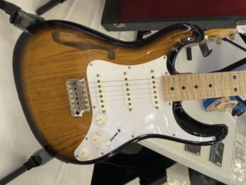 Aparece un extraño prototipo PRS Eric Johnson Thinline que nunca llegó a comercializarse