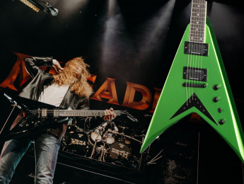 Kramer anuncia la Dave Mustaine Collection con una Flying V Rust in Peace y dos en versión estándar