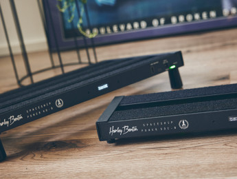 Las bases para pedales Harley Benton Spaceship Power ahora vienen con batería recargable