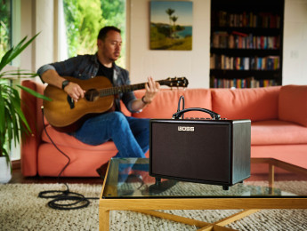 BOSS AC-22LX, un amplificador de guitarra acústica que simula captación estéreo con micrófonos