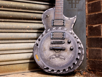 Hutchinson Guitar Concepts Torture Eclipse, una ESP modificada con una auténtica sierra circular