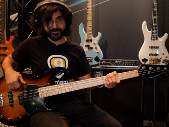 Probamos los nuevos Ampeg Venture, cabezales de bajo eléctrico de peso ligero [Editado]