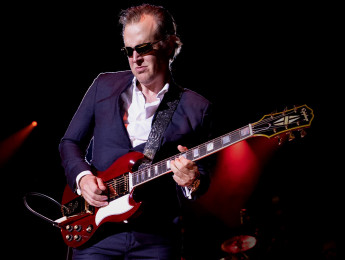 La Epiphone Joe Bonamassa 1963 SG Custom está basada en una rara Gibson de 3 pastillas en Dark Wine Red