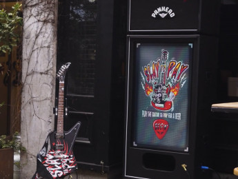 Un bar de Nueva Zelanda tiene una maquina que premia con una cerveza tu forma de tocar la guitarra