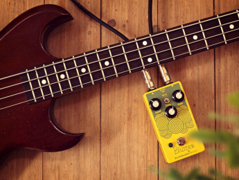 Earthquaker Devices Blumes, el famoso pedal de overdrive "Plumes" de la marca, pero para bajistas