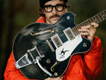 Gretsch John Gourley Electromatic Broadkaster para el guitarrista de la banda Portugal. The Man