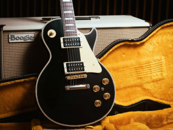 Gibson Noel Gallagher 1978 Les Paul Custom, réplica con fines benéficos de la guitarra usada con Oasis