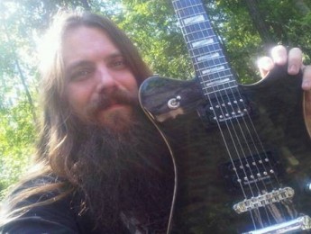 Mark Morton subastará una de sus guitarras