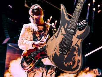 Schecter Synyster Custom-S Relic con un severo acabado desgastado para el guitarrista de Avenged Sevenfold