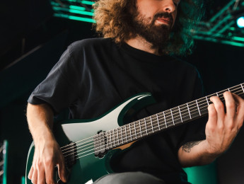 Jackson presenta la guitarra MDK HT6 Baritone para Roman Ibramkhalilov de los ucranianos JinJer