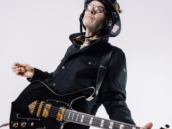 Ibanez FRM350-BK Paul Gilbert, la primera guitarra de serie del mundo con imán incluido para sujetar el slide