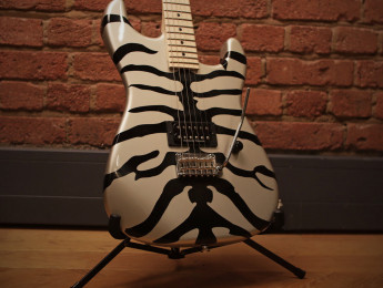 Charvel Super-Stock SD1 Silver Bengal, una versión minimalista y en plateado del clásico acabado atigrado