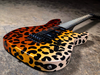 Badlands GX1 Hellcat, un nuevo modelo ochentero con acabado estilo leopardo y pedal Keeley a juego