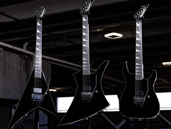 Jackson Limited Edition Pro Plus Pure Metal Series con 3 modelos: Soloist SL1A, Kelly KE1A y Rhoads RR1A