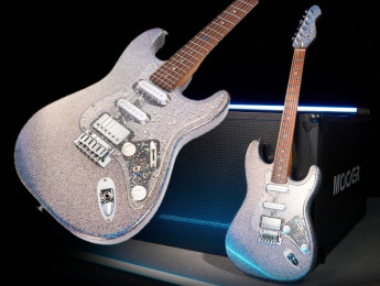 Mooer MSC50 Pro Magic Crystal, una guitarra tipo Strat con acabado glitter y golpeador transparente