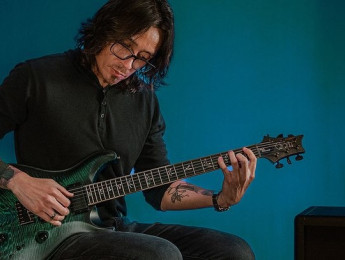 PRS y Mark Holcomb de Periphery celebran 10 años de colaboración actualizando su primera guitarra signature