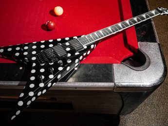 La Jackson Phil Demmel Pro Series Signature King V KV Polka Dot rinde homenaje a Randy Rhoads