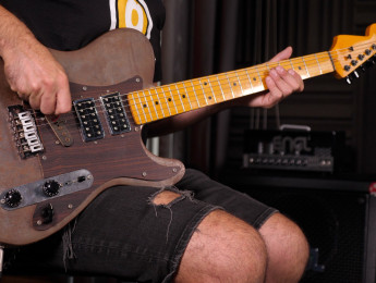 Probando la "Telecasteel" con cuerpo de acero inoxidable de mi amigo Oriol Camagroc