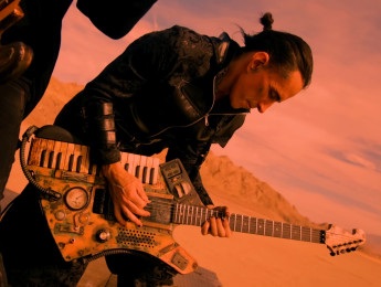 Así nació la guitarra-teclado Steampunk que usa Nuno Bettencourt en el videoclip del tema “X Out” de Extreme