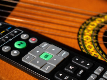 Del mástil a la pantalla: los 5 mejores temas de TV con guitarra