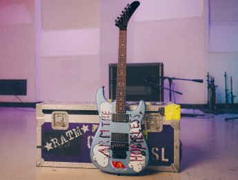 Fender Tom Morello Arm The Homeless, una réplica de la guitarra usada desde 1988 con RATM y Audioslave