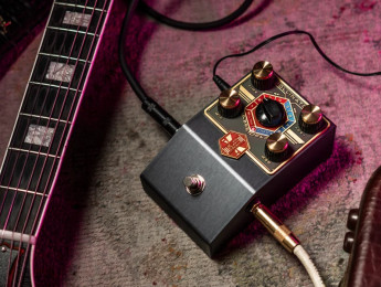 Beetronics Pollinator Hazee Delay, un pedal digital de retardo con filtro, trémolo, y octavación