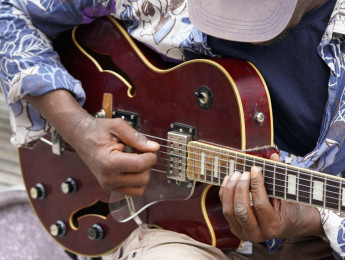 5 riffs avanzados de guitarra: canciones que te harán progresar